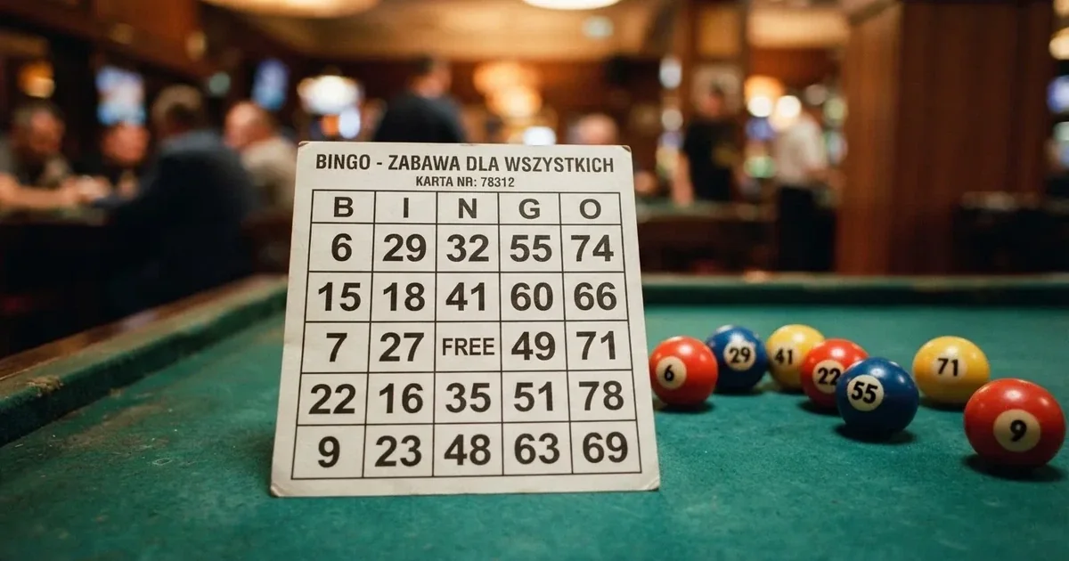 Karta do bingo z odznaczonymi liczbami obok wylosowanych kulek na stole w kasynie online